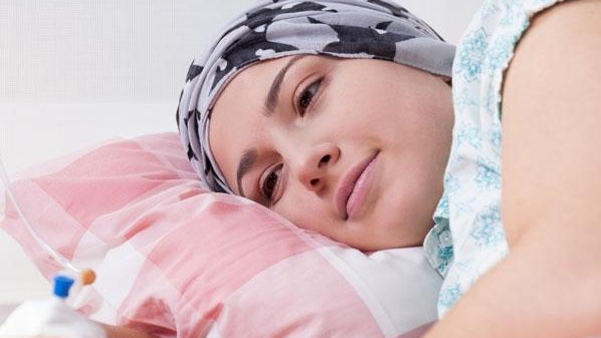 Kanser hastalarına saçlarını bağışladı