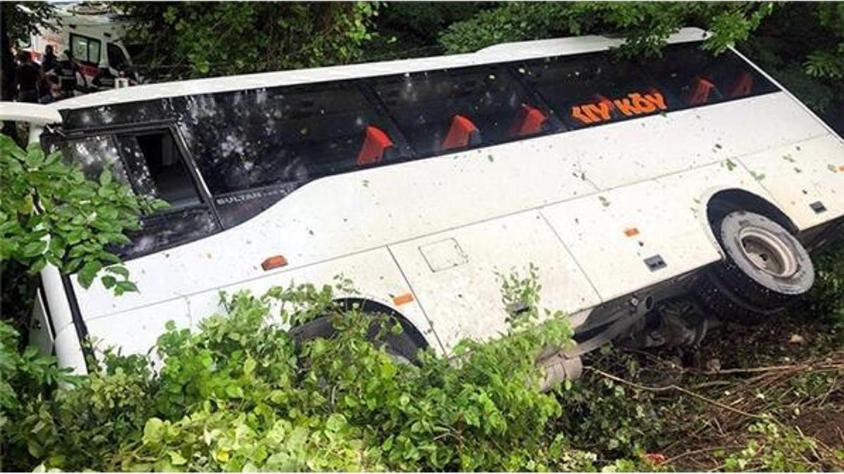 Kontrolden çıkan midibüs yan yattı: 4 yaralı