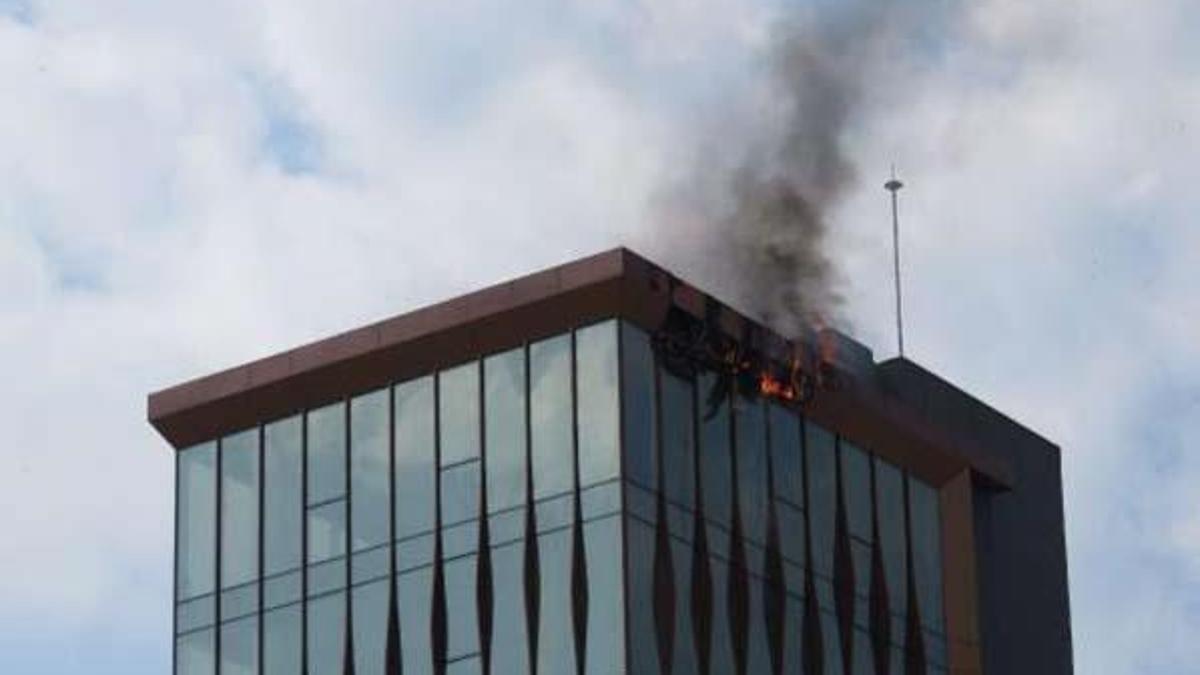 Kadıköy'de 10 katlı iş merkezinde yangın! Ekipler bölgede