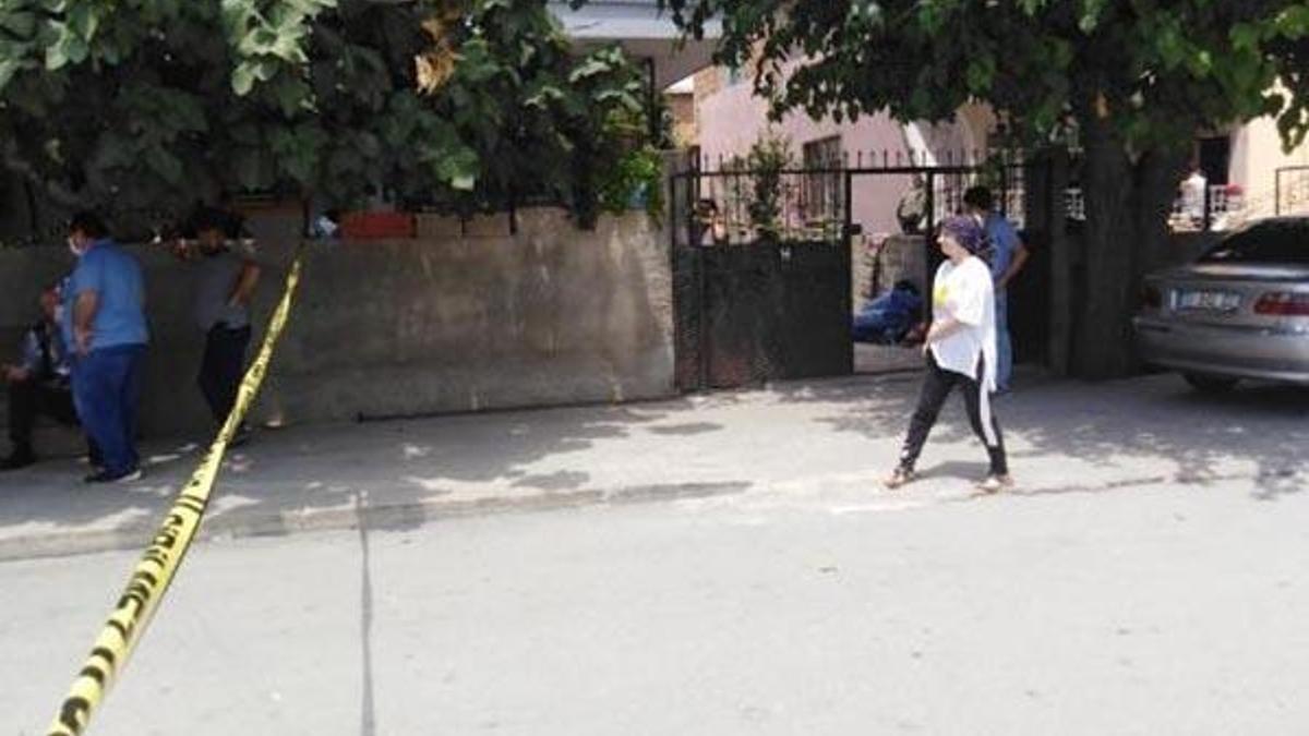 Tüfekle poz verip, fotoğraf çektirirken kendisini vurdu