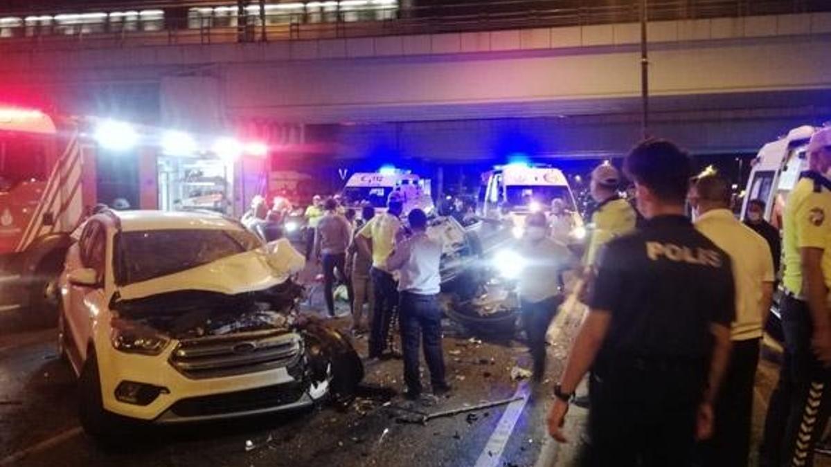 İstanbul'da feci kaza! Ortalık birbirine girdi