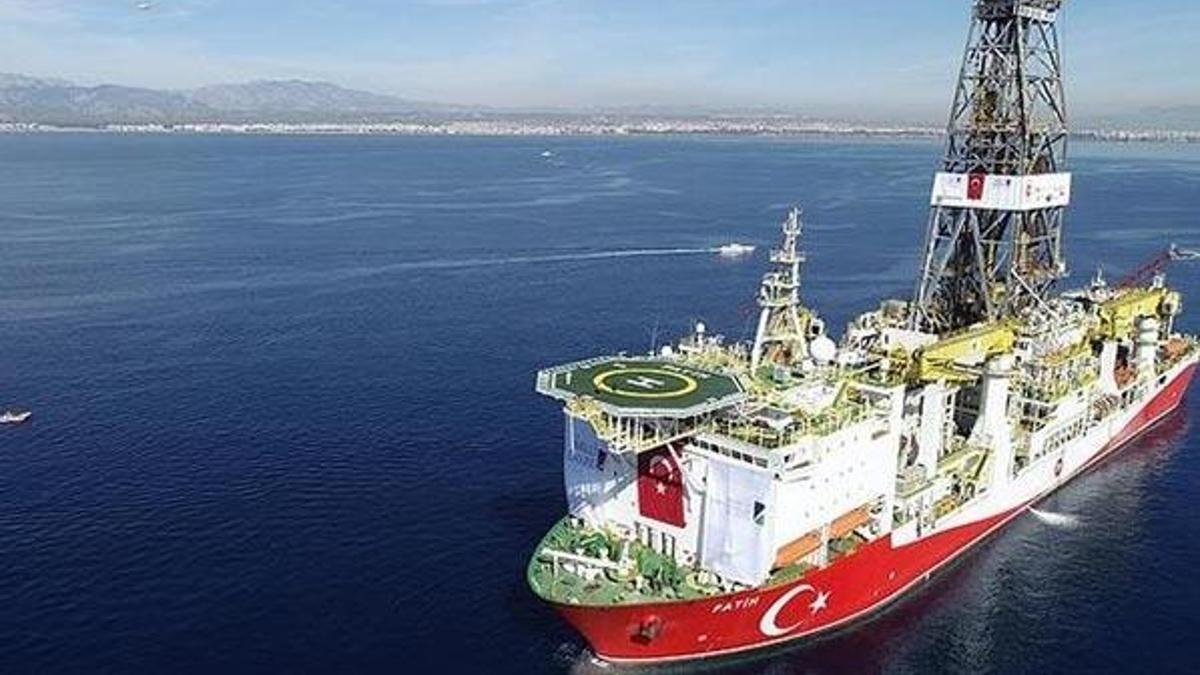 Türkiye'nin ilk yerli sondaj gemisi "Fatih" Trabzon Limanı'ndan ayrıldı