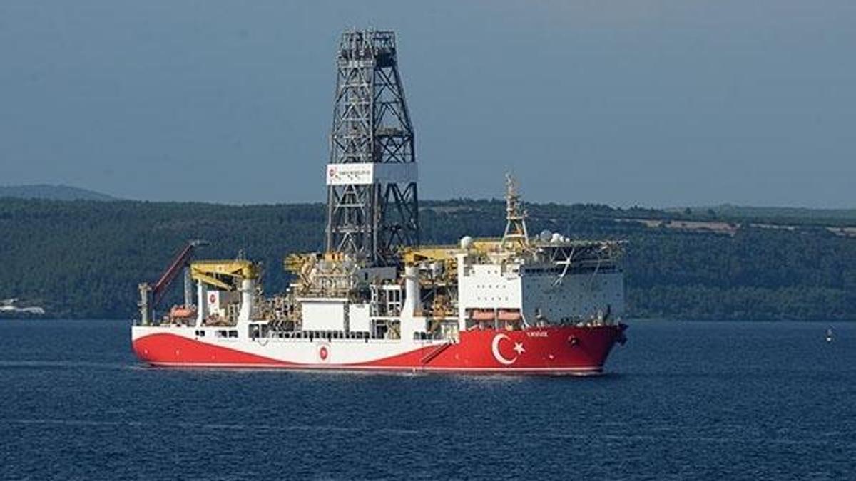 Yavuz gemisine çirkin provokasyon! Helikopterle geldiler...