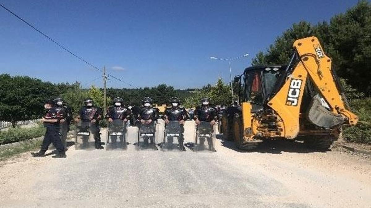 Bilecik'te olaylı yıkım! Zabıta ve jandarma karşı karşıya geldi