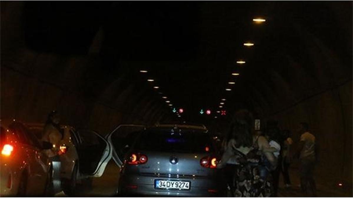 İstanbul'da şoke eden görüntü! Tüneli trafiğe kapatıp eğlendiler