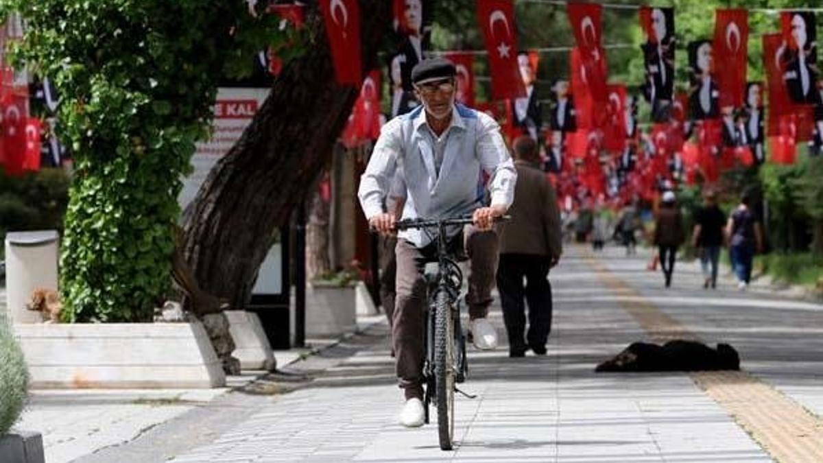 65 yaş üstü sokağa çıkma yasağı ne zaman bitecek? Sokağa çıkma yasağı kalktı mı, son durum ne?