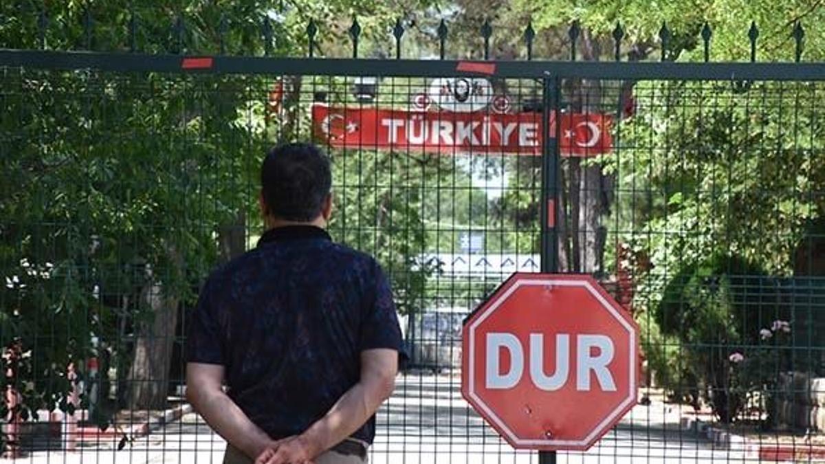 Yunanistan 1 Temmuz'da açılacağını duyurduğu sınır kapıları açmadı