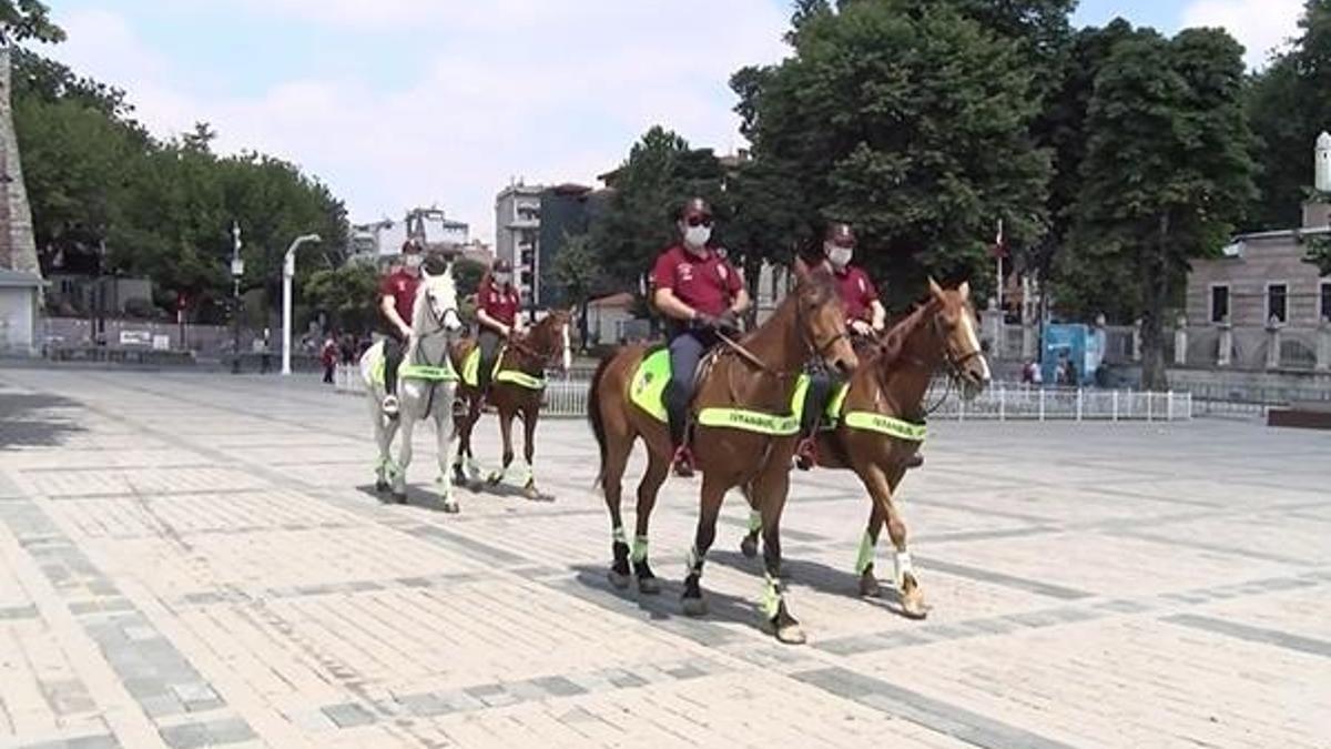 Sultanahmet Meydanı'nda atlı polislerle maske uyarısı