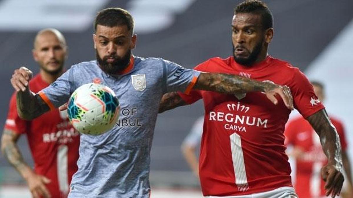 Lider Başakşehir deplasmanda 3 puanı 2 golle aldı