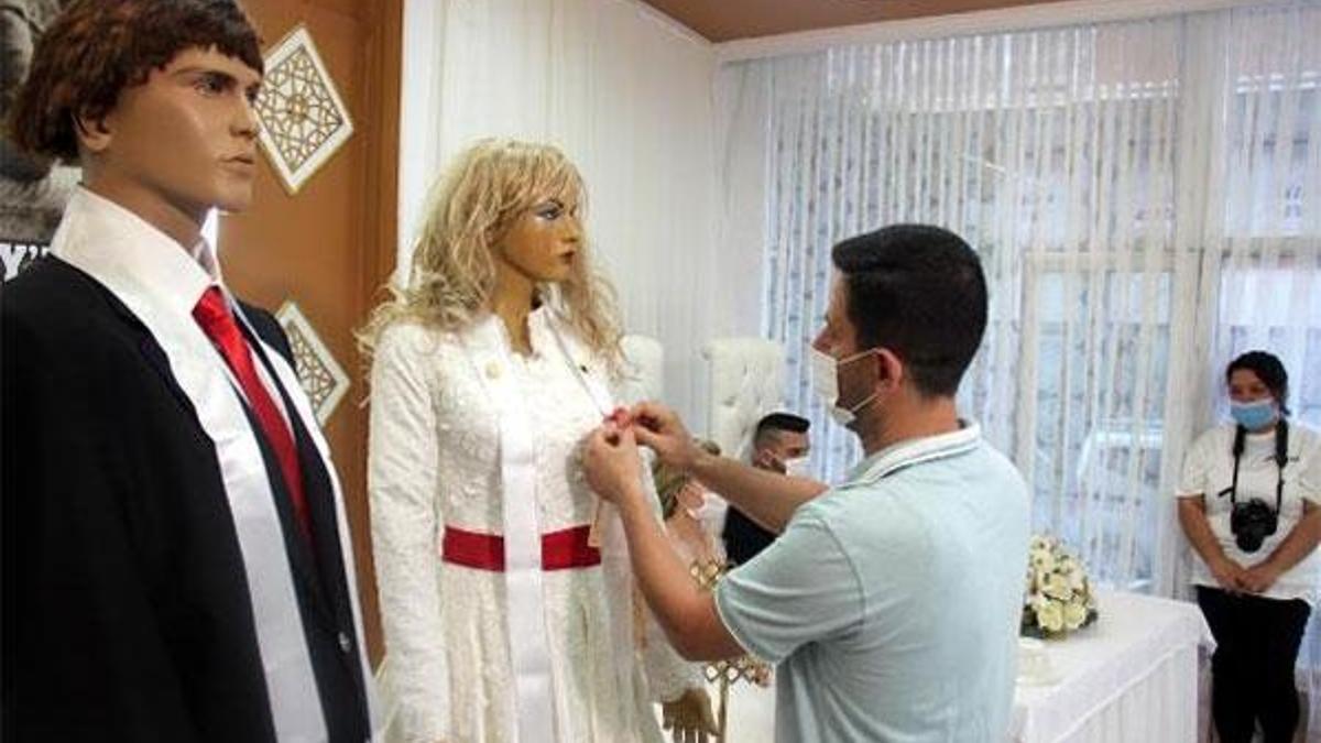 Takılar gelin- damat yerine cansız mankenlere takıldı