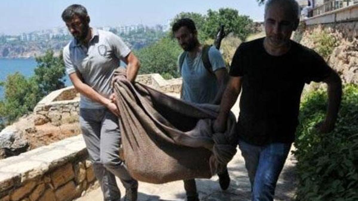 İnsana benziyor kolları yok! Polisler zor taşıdı