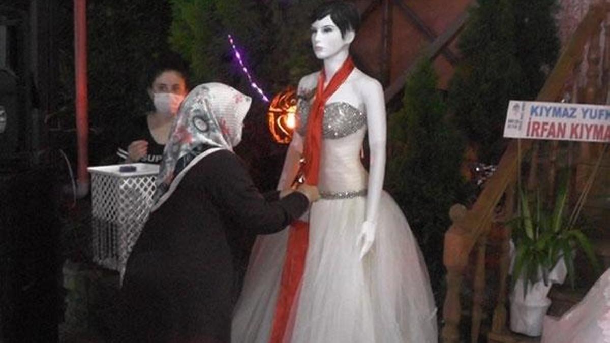 Düğünde takılar cansız mankenlere takıldı
