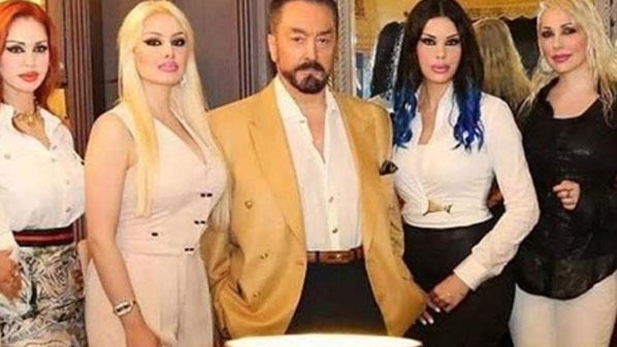 Duruşmada kediciklerden Adnan Oktar'a övgüler yağdı
