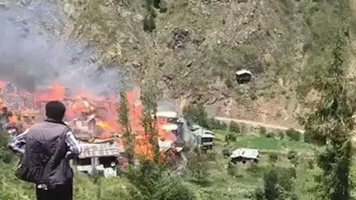 Artvin'de yangın: Ahşap köy evleri yanıyor!