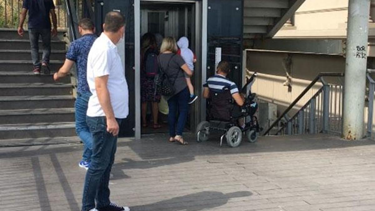 Metrobüs durağında engelliye asansör ayıbı