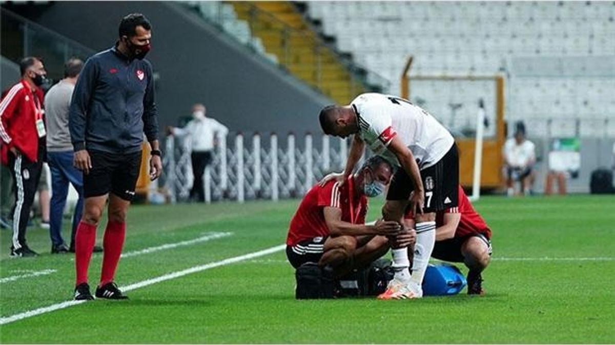Beşiktaş'ta Burak Yılmaz ve Gökhan Gönül sakatlandı!