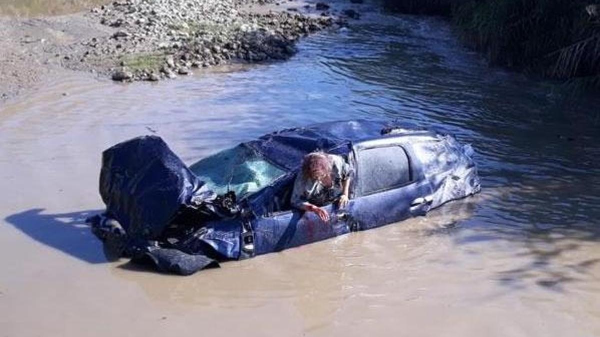Otomobiliyle uçuruma yuvarlanan ziraat mühendisi ölümden döndü