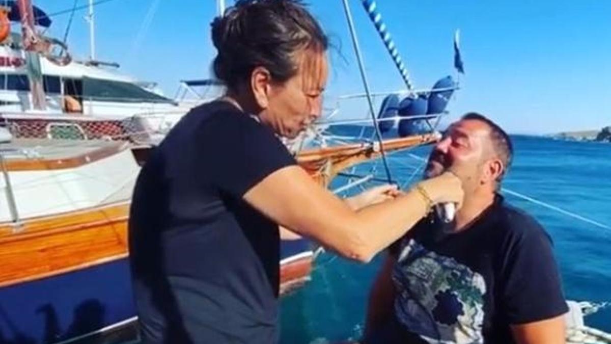 Demet Akbağ Ata Demirer’i tıraş etti