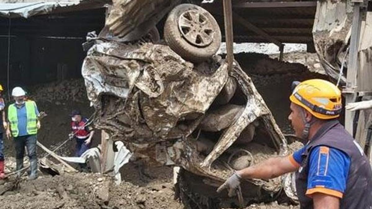 Artvin'deki felaketten yeni görüntü: 3 kişi ölüme böyle sürüklendi