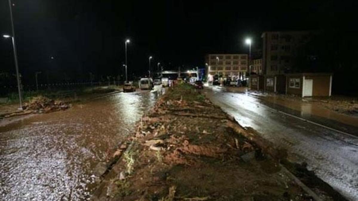 Rize'de sel felaketi! Ölü sayısı 2'ye yükseldi