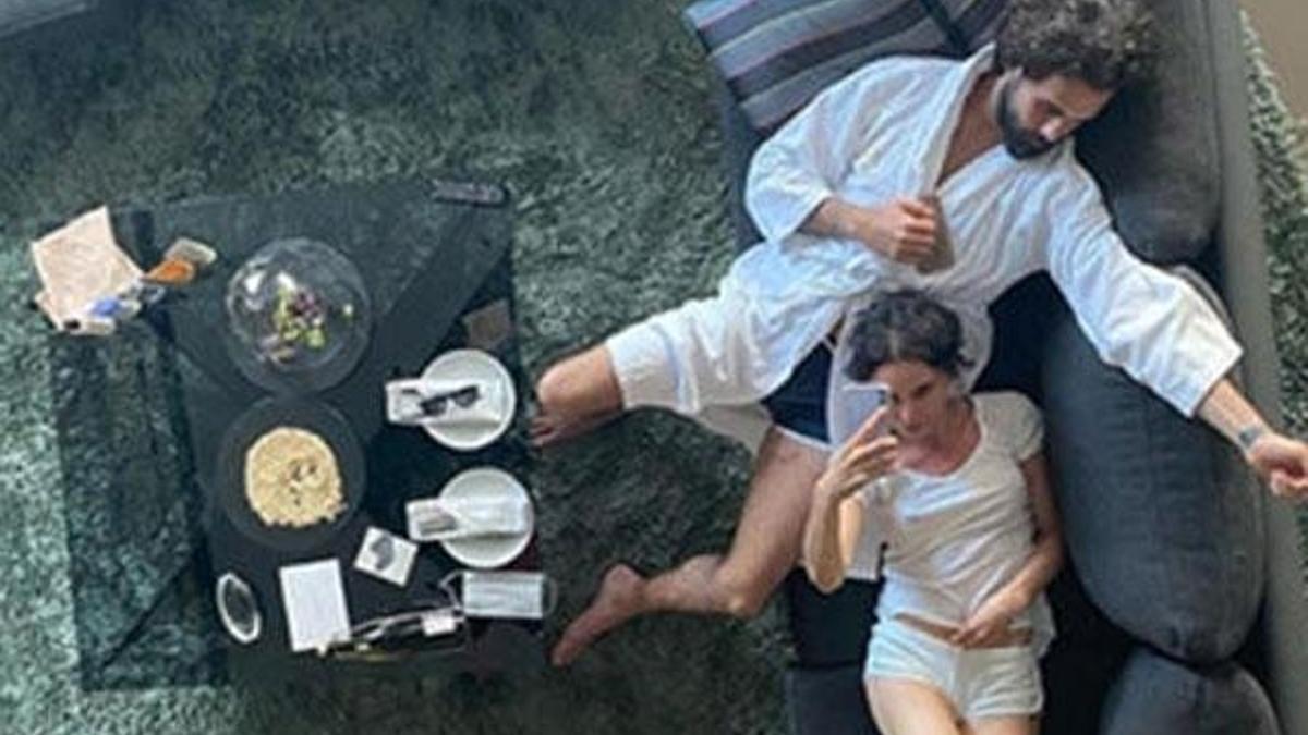 Hande Ataizi'den tavan pozu
