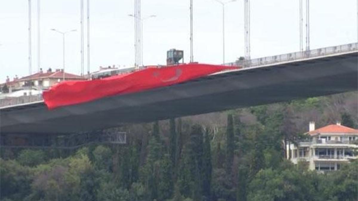 15 Temmuz Şehitler Köprüsü'ne dev Türk bayrakları asıldı