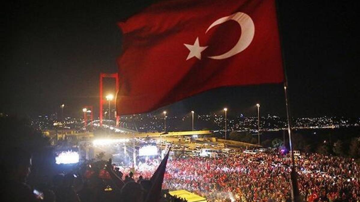 15 Temmuz darbesi saat kaçta başladı? Ne zaman, hangi yılda oldu? 15 Temmuz'da neler oldu? 15 temmuz gecesi olanlar....