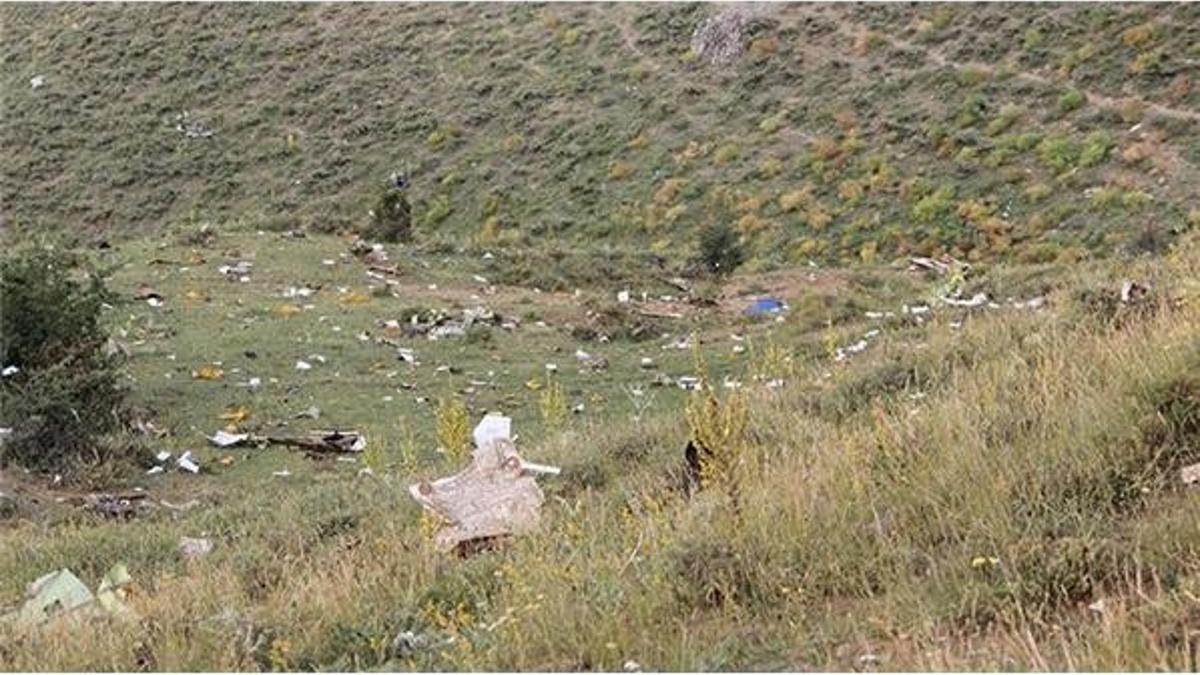 Van'da düşen uçaktan geriye parçalar kaldı
