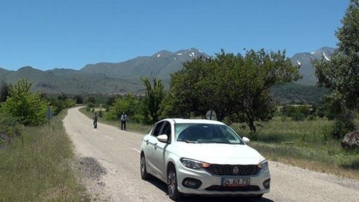 Eğimli ve düz yolda, araç kendiliğinden hareket ediyor