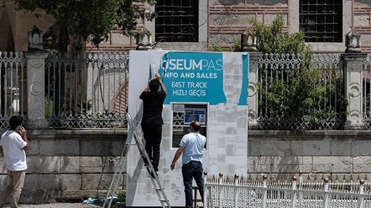 Ayasofya Camii 24 Temmuz'a hazırlanıyor: Bilet gişesi üzerindeki yazılar söküldü