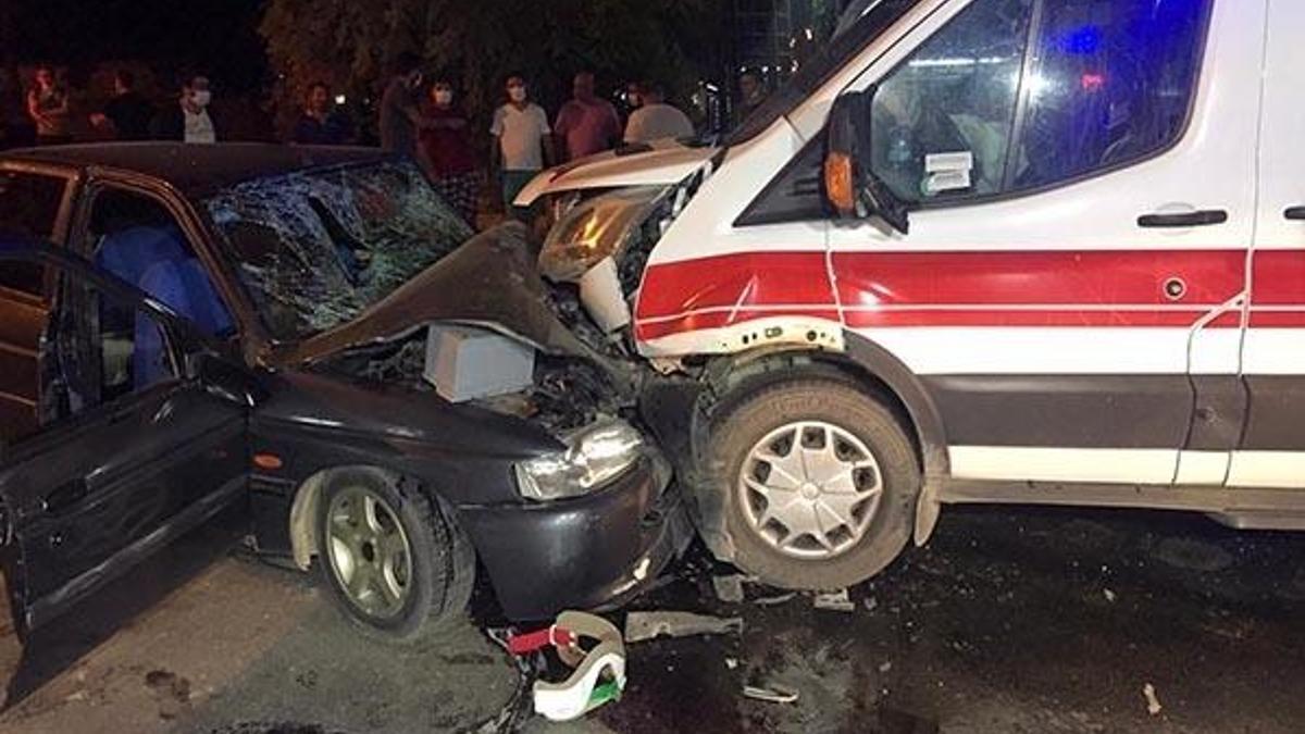Otomobil ambulansa çarptı! Çok sayıda yaralı var