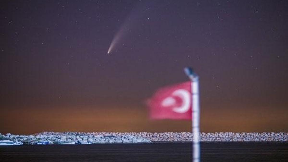 Neowise kuyruklu yıldızı, Türk bayrağı ile aynı karede fotoğraflandı