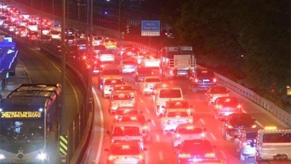 Haliç Köprüsü'ndeki çalışma gece trafiği kilitledi