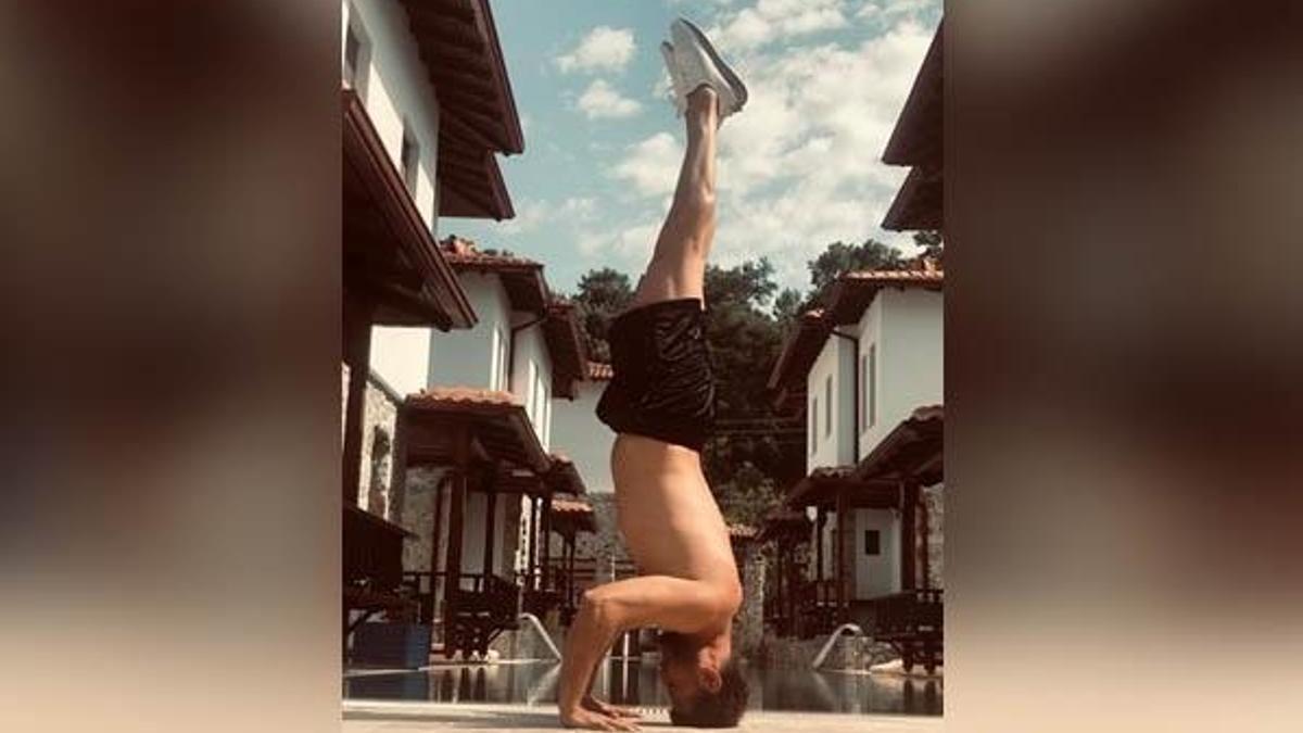 Ümit Kantarcılar'dan yoga pozu