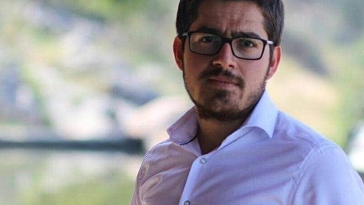 Sokak lambasını değiştirmek isterken akıma kapılarak öldü