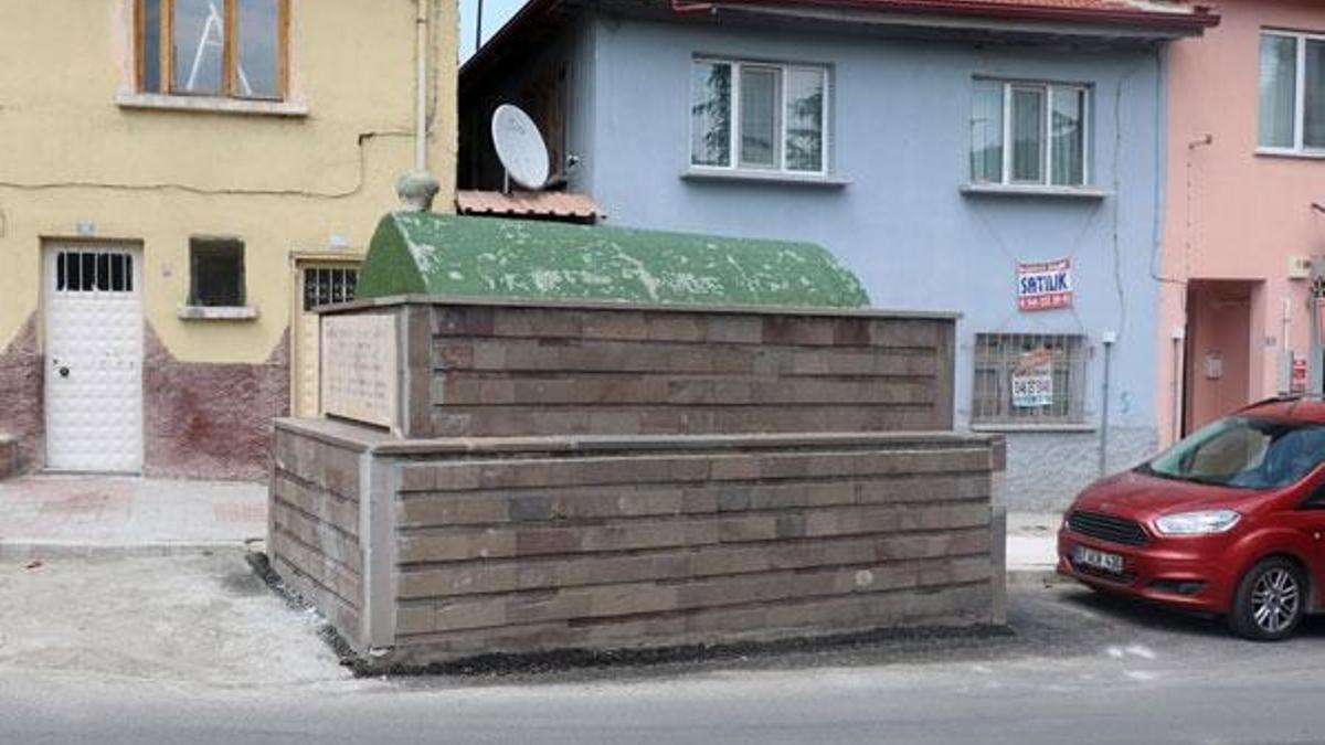 Kepçelerin kaldıramadığı türbe, yol ortasında kaldı