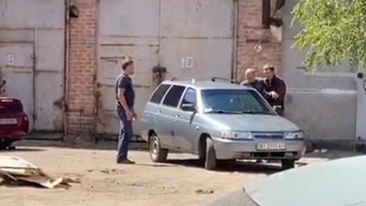 Ukrayna’da bir kişi el bombasıyla polis memurunu rehin aldı