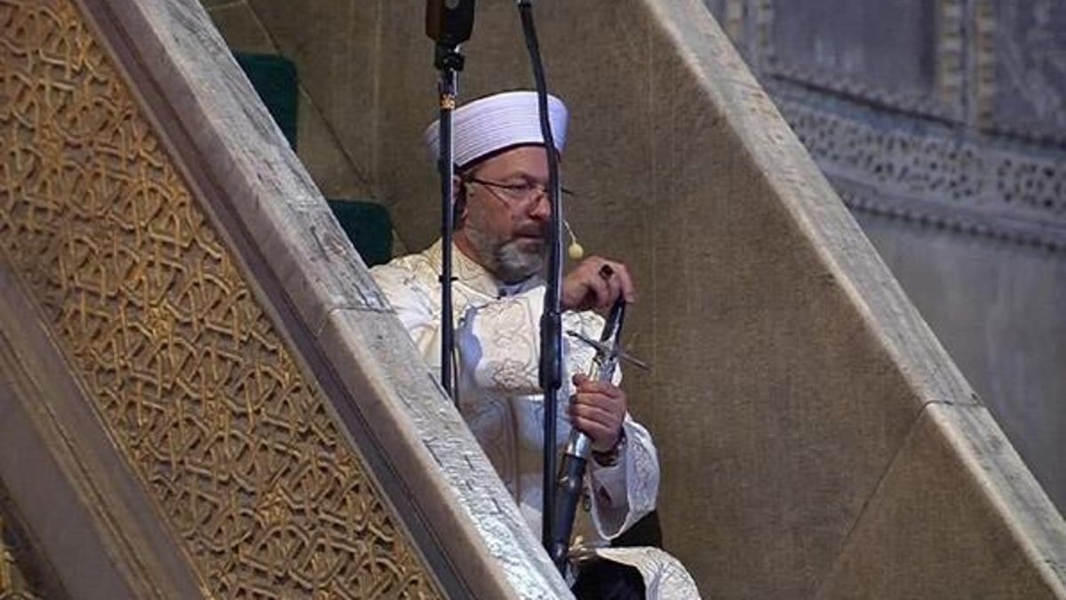 Hutbede kılıç geleneği nedir? Diyanet İşleri Başkanı Ali Erbaş minbere kılıç ile çıktı!