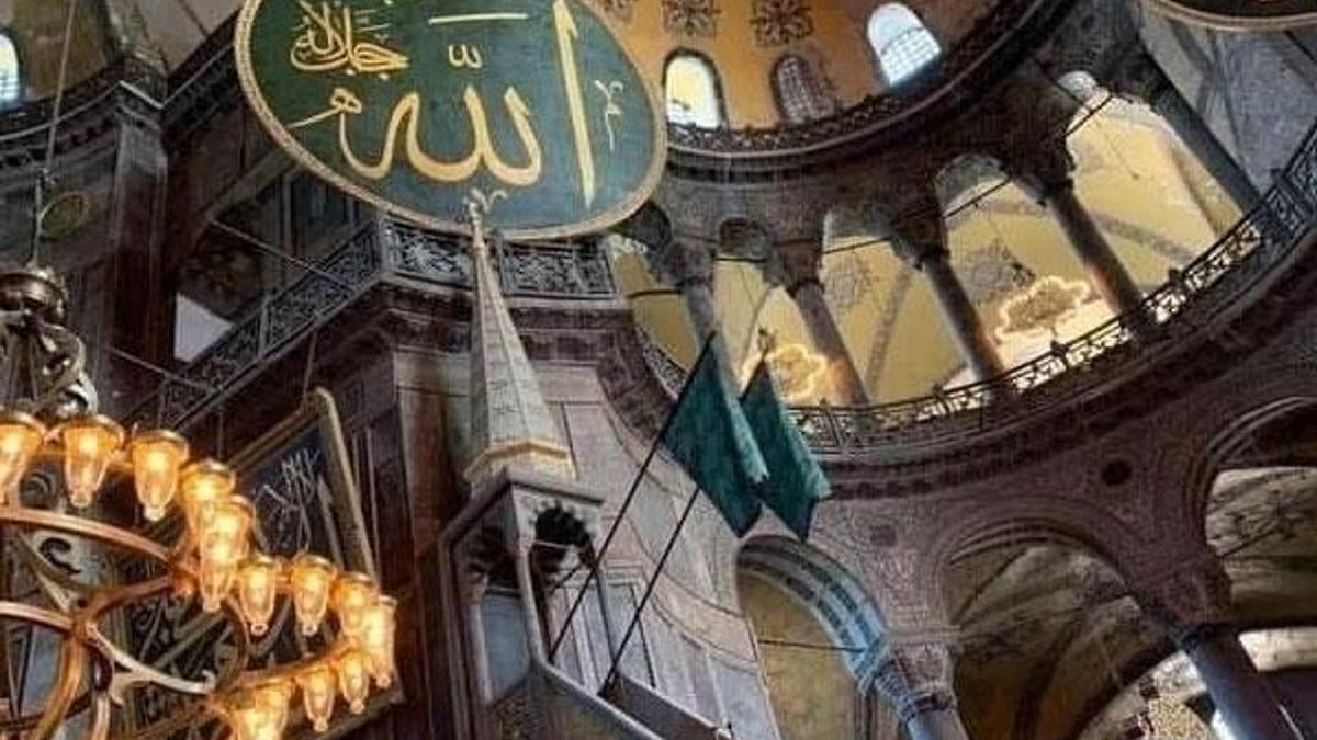 Ayasofya'da dikkat çeken görüntü! 'Yeşil Sancak' minbere asıldı...