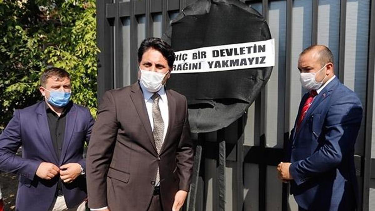 Ankara'da Yunanistan Büyükelçiliği'ne siyah çelenk