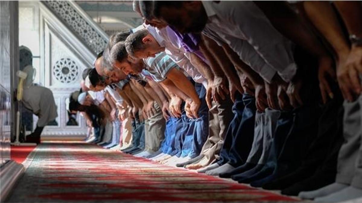 Bayram namazı nasıl kılınır? Bayram namazı kaç rekat? Kurban Bayramı namazı kılınışı