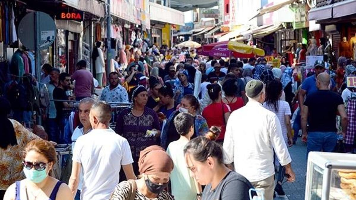 Adana'da bayram alışverişinde corona virüs unutuldu
