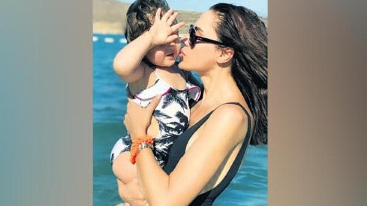 Şükran Ovalı'dan Mihran Ela'yla deniz pozu