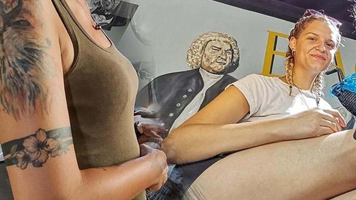 Gelir gelmez soluğu dövme stüdyolarında aldılar