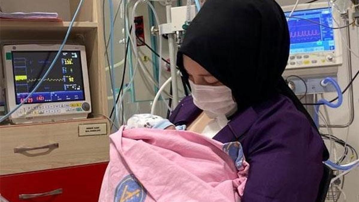 Kadavradan rahim nakliyle anne olan Derya, bebeğiyle buluştu
