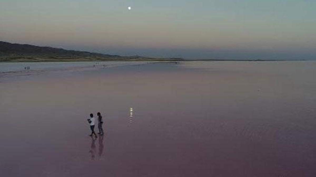 Pembe renge bürünen Tuz Gölü, ilgi odağı oldu