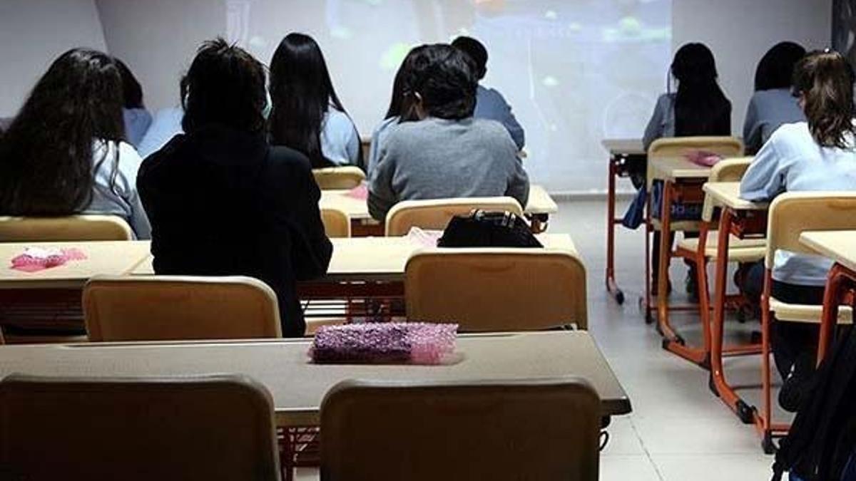 Vaka sayıları artıyor, okullar açılacak mı? Peş peşe açıklamalar...