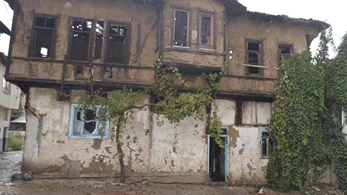 Kütahya'da 2 katlı ahşap ev yangında kullanılamaz hale geldi