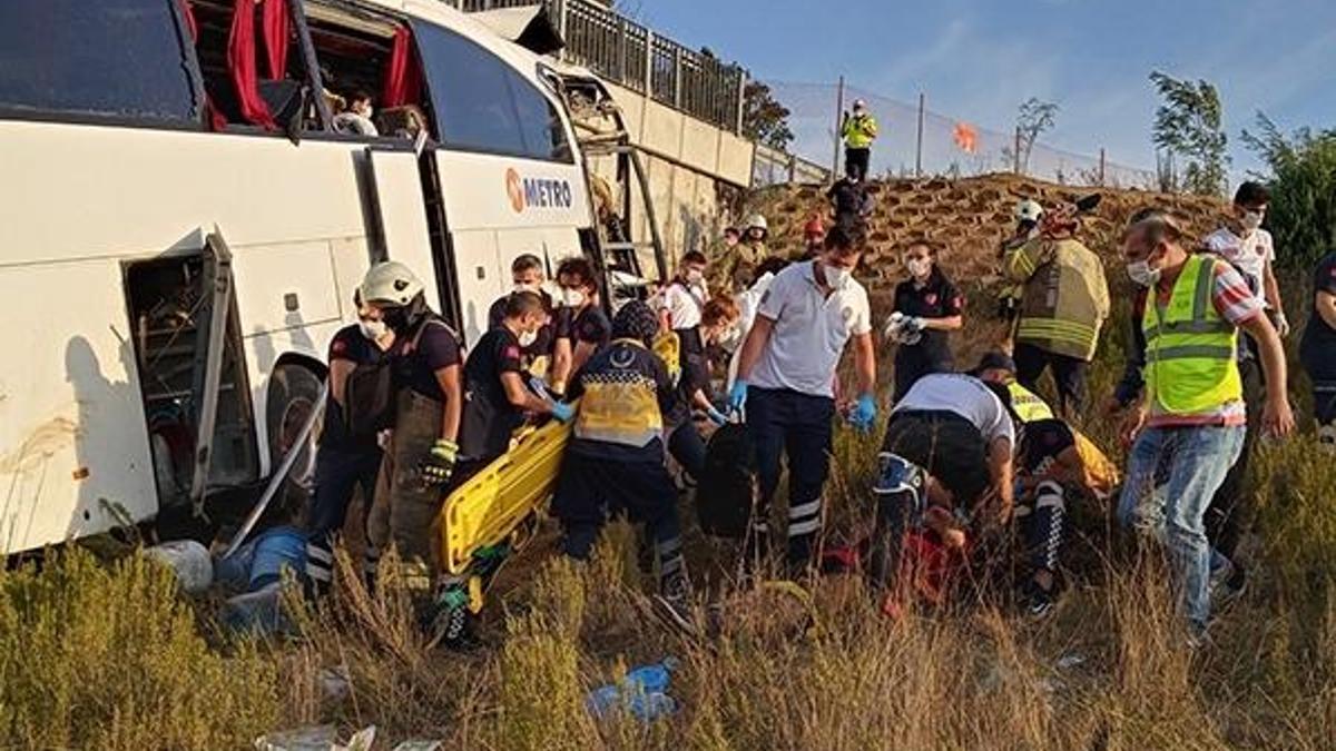 İstanbul'da otobüs yoldan çıkıp devrildi: Çok sayıda ölü ve yaralılar var...