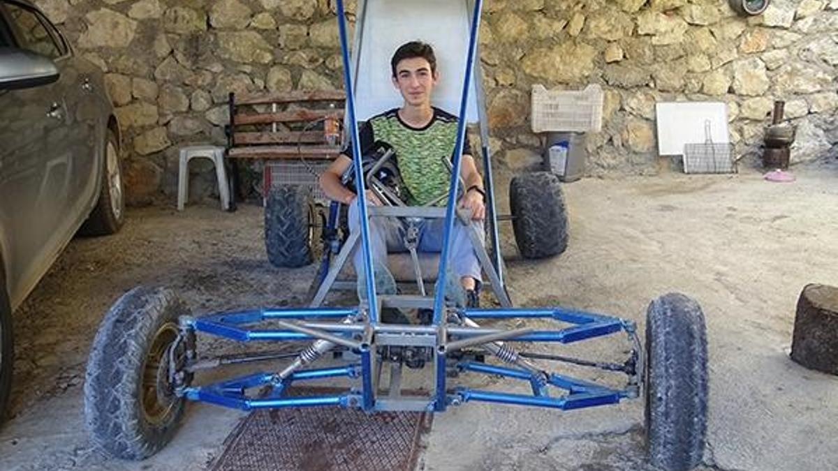Evde sıkılan genç, su motorundan 'buggy' yaptı